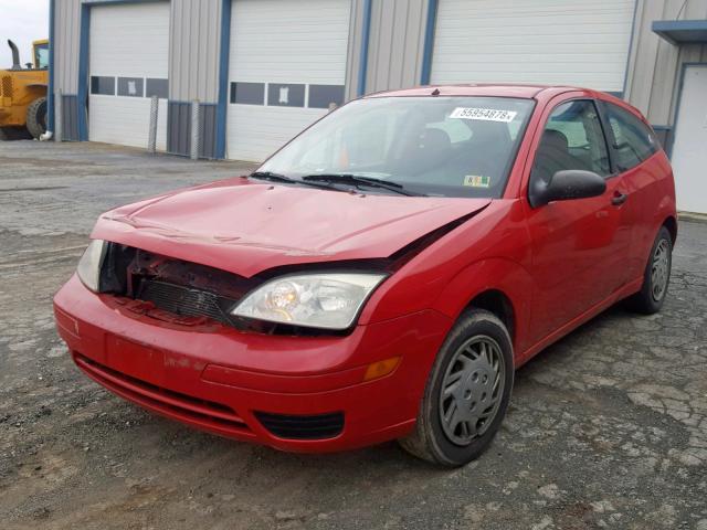 3FAFP31N55R155304 - 2005 FORD FOCUS ZX3 RED photo 2