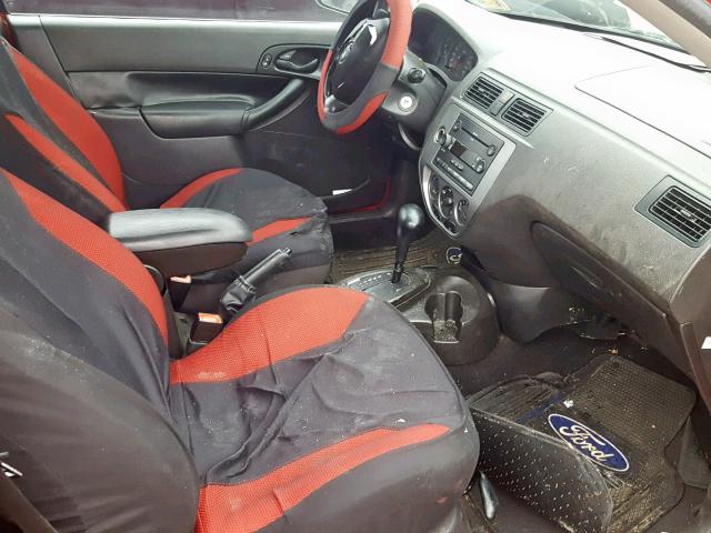 3FAFP31N55R155304 - 2005 FORD FOCUS ZX3 RED photo 5