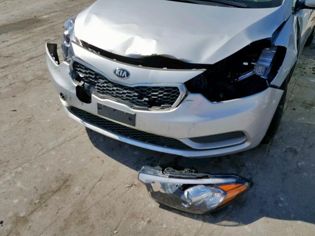 KNAFK4A61F5417568 - 2015 KIA FORTE LX SILVER photo 9