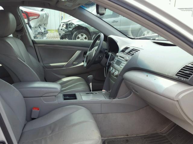 4T1BE46K49U267668 - 2009 TOYOTA CAMRY BASE SILVER photo 5