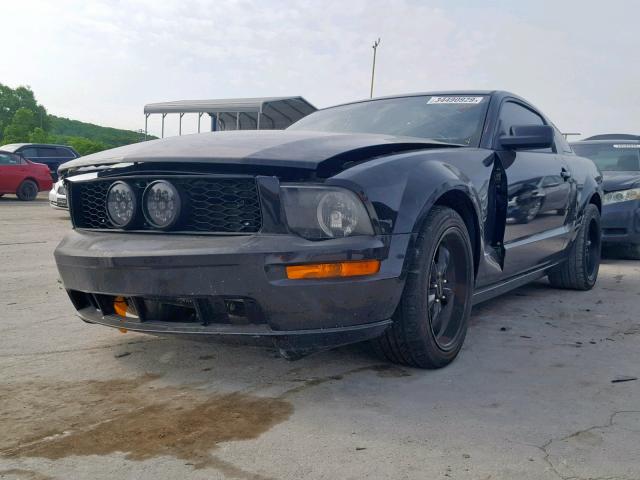 1ZVHT82H585180051 - 2008 FORD MUSTANG GT BLACK photo 2