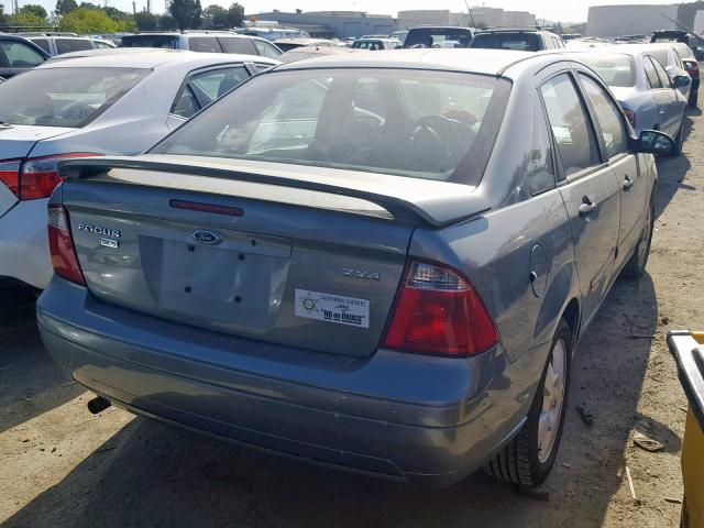 1FAHP34N35W187864 - 2005 FORD FOCUS ZX4 SILVER photo 4