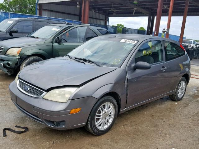 1FAHP31N16W208975 - 2006 FORD FOCUS ZX3 GRAY photo 2