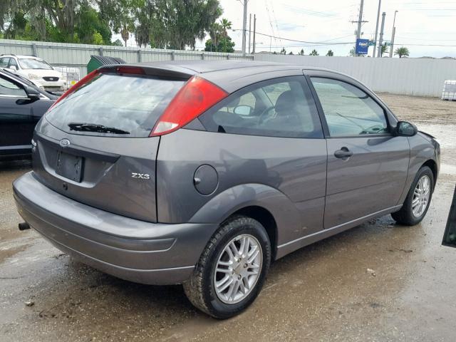 1FAHP31N16W208975 - 2006 FORD FOCUS ZX3 GRAY photo 4