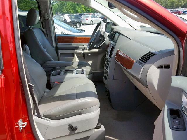 2A8HR54149R611413 - 2009 CHRYSLER TOWN & COU RED photo 5