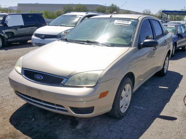 1FAFP34NX6W233148 - 2006 FORD FOCUS ZX4 GOLD photo 2