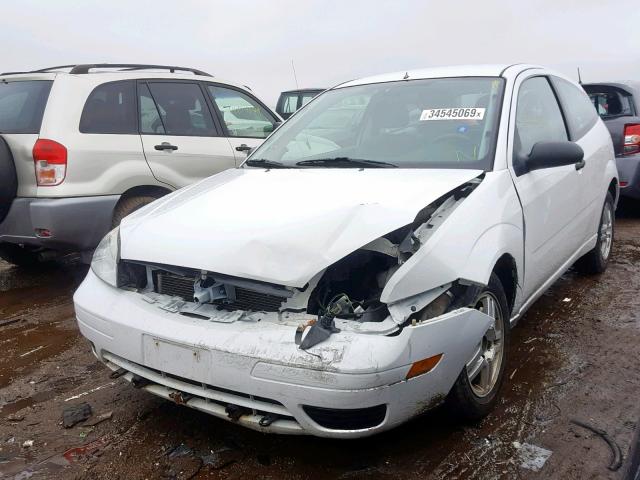 3FAFP31N55R123761 - 2005 FORD FOCUS ZX3 WHITE photo 2