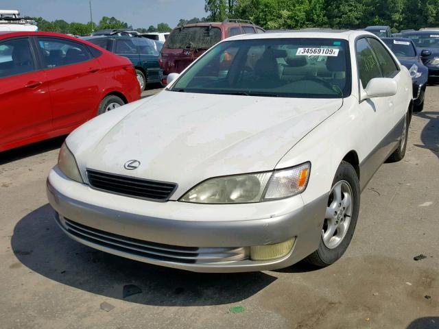 JT8BF28G0X5056360 - 1999 LEXUS ES 300 WHITE photo 2