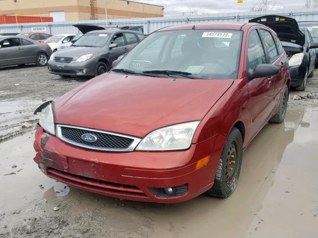 3FAFP37N55R154970 - 2005 FORD FOCUS ZX5 RED photo 2
