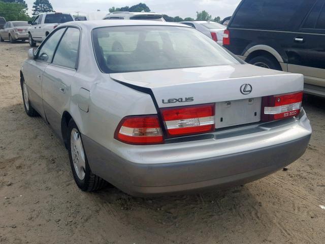 JT8BF28G7Y0271913 - 2000 LEXUS ES 300 SILVER photo 3