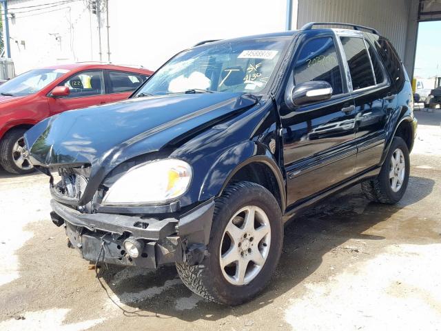 4JGAB54E82A314022 - 2002 MERCEDES-BENZ ML 320 BLACK photo 2