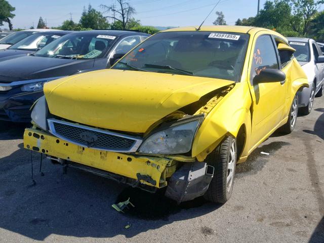 3FAFP31N85R144233 - 2005 FORD FOCUS ZX3 YELLOW photo 2