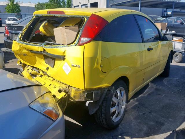 3FAFP31N85R144233 - 2005 FORD FOCUS ZX3 YELLOW photo 4