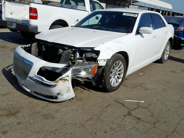 2C3CCAAG5DH588408 - 2013 CHRYSLER 300 WHITE photo 2