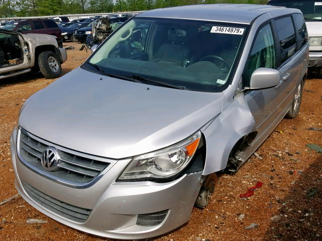 2V4RW3D1XAR424549 - 2010 VOLKSWAGEN ROUTAN SE SILVER photo 2