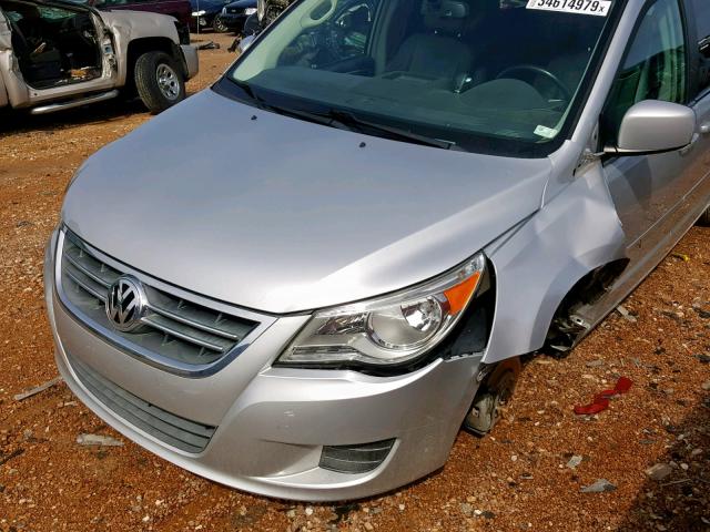 2V4RW3D1XAR424549 - 2010 VOLKSWAGEN ROUTAN SE SILVER photo 9