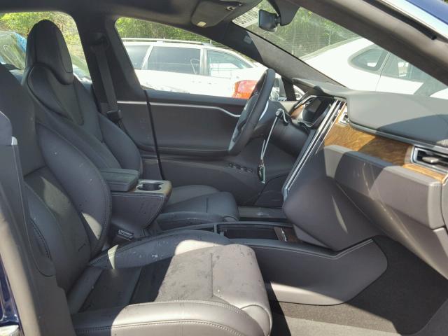 5YJSA1E29HF224614 - 2017 TESLA MODEL S أزرق صورة 5