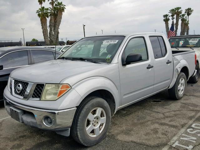 1N6AD07U96C475555 - 2006 NISSAN FRONTIER C SILVER photo 2