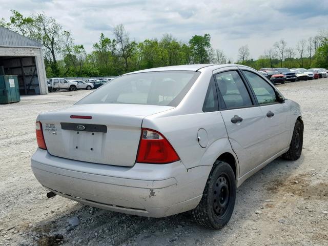 1FAFP34N47W118420 - 2007 FORD FOCUS ZX4 SILVER photo 4