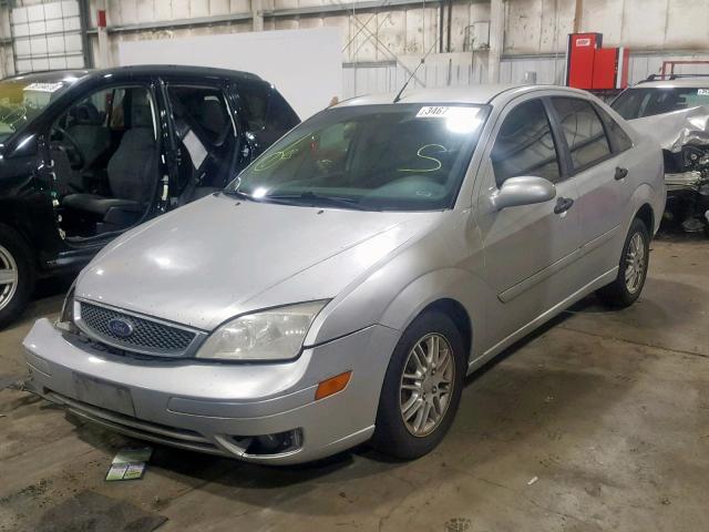 1FAFP34NX5W117866 - 2005 FORD FOCUS ZX4 SILVER photo 2