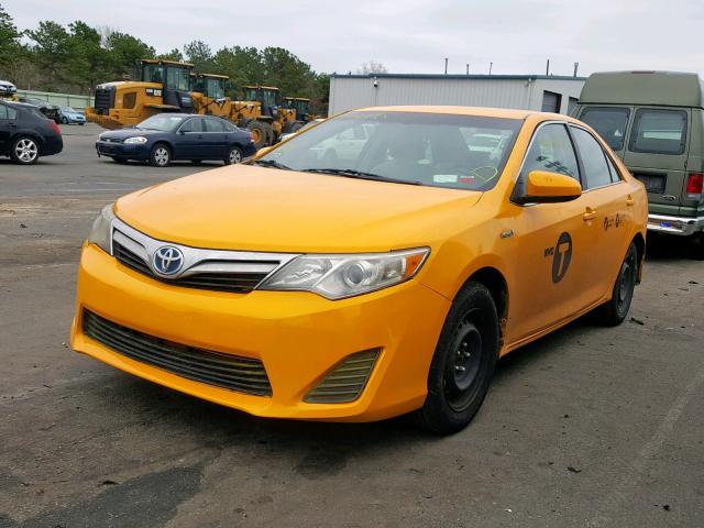 4T1BD1FK6EU139847 - 2014 TOYOTA CAMRY HYBR YELLOW photo 2