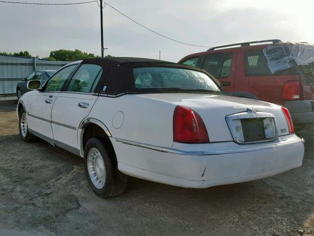 1LNHM81W02Y645871 - 2002 LINCOLN TOWN CAR E WHITE photo 3