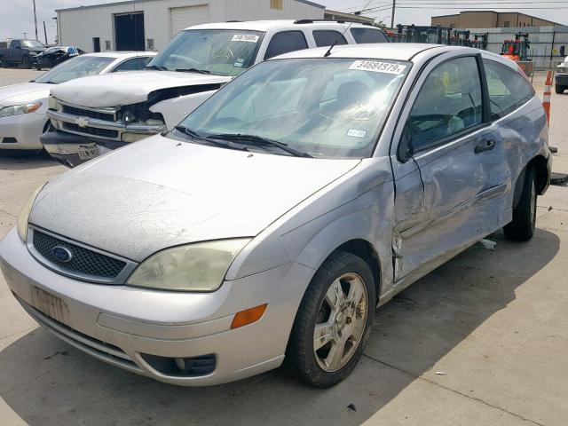 1FAHP31NX7W166789 - 2007 FORD FOCUS ZX3 SILVER photo 2