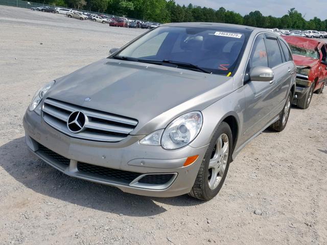 4JGCB65E96A001029 - 2006 MERCEDES-BENZ R 350 SILVER photo 2