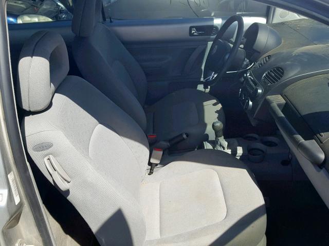 3VWBF61C3WM010124 - 1998 VOLKSWAGEN NEW BEETLE ვერცხლისფერი ფოტო 5