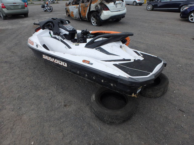 YDV38203D212 - 2012 BOMBARDIER SEA-DOO GT WHITE photo 4