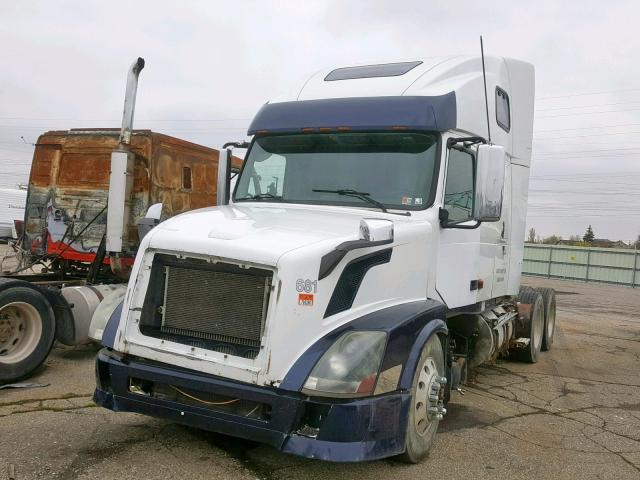 4V4NC9GH06N425828 - 2006 VOLVO VN VNL WHITE photo 2