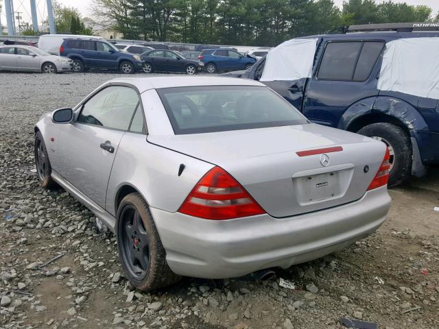 WDBKK47FXXF083169 - 1999 MERCEDES-BENZ SLK 230 KO SILVER photo 3