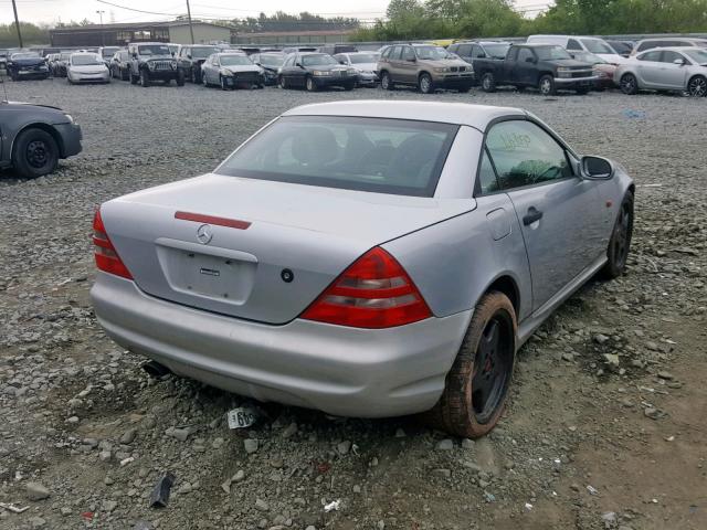 WDBKK47FXXF083169 - 1999 MERCEDES-BENZ SLK 230 KO SILVER photo 4