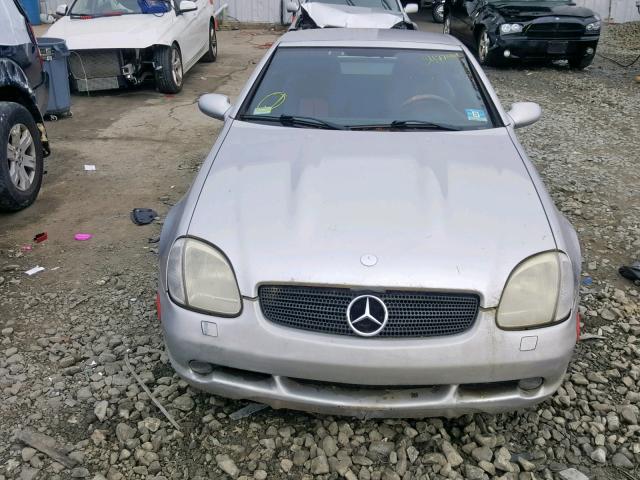 WDBKK47FXXF083169 - 1999 MERCEDES-BENZ SLK 230 KO SILVER photo 9