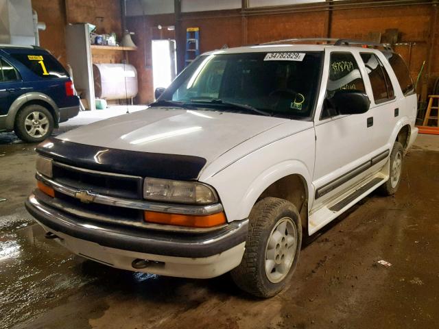 1GNDT13WXY2387873 - 2000 CHEVROLET BLAZER WHITE photo 2