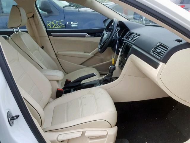 1VWDT7A30HC064461 - 2017 VOLKSWAGEN PASSAT R-L WHITE photo 5