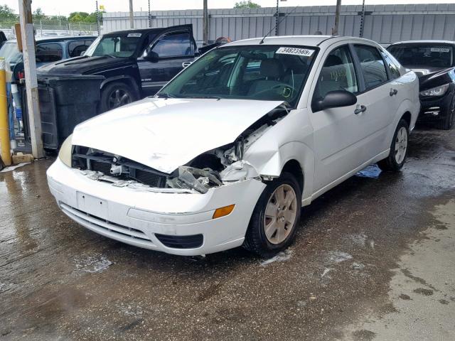 1FAHP34N57W313581 - 2007 FORD FOCUS ZX4 WHITE photo 2