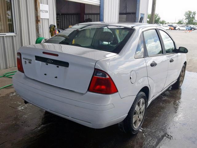 1FAHP34N57W313581 - 2007 FORD FOCUS ZX4 WHITE photo 4