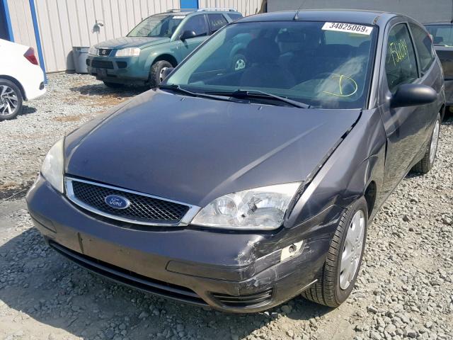 1FAFP31N96W226857 - 2006 FORD FOCUS ZX3 GRAY photo 2