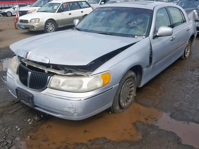 1LNHM83W2XY614870 - 1999 LINCOLN TOWN CAR C GRAY photo 2