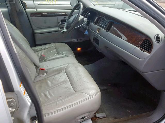 1LNHM83W2XY614870 - 1999 LINCOLN TOWN CAR C GRAY photo 5