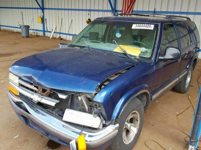 1GNCS13W4W2272522 - 1998 CHEVROLET BLAZER BLUE photo 2