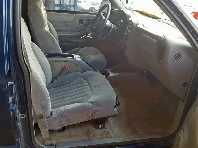 1GNCS13W4W2272522 - 1998 CHEVROLET BLAZER BLUE photo 5