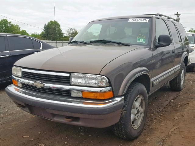 1GNDT13W3W2230764 - 1998 CHEVROLET BLAZER BROWN photo 2