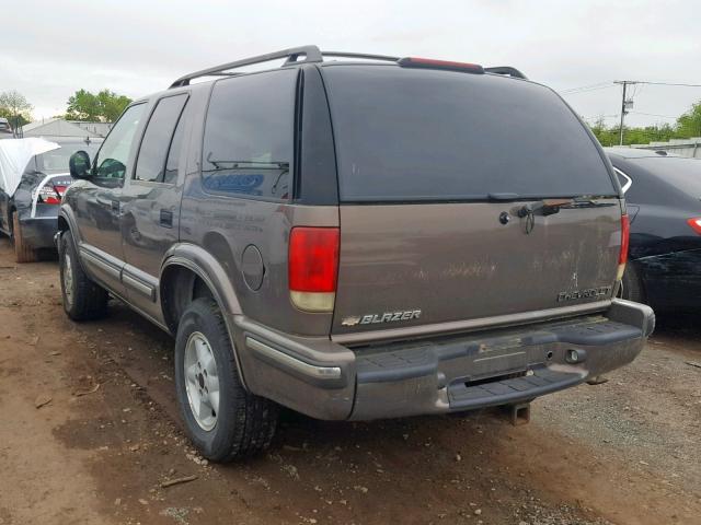 1GNDT13W3W2230764 - 1998 CHEVROLET BLAZER BROWN photo 3