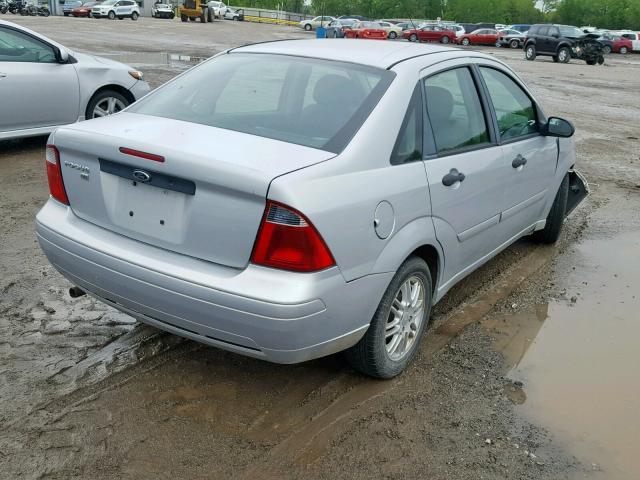 1FAFP34NX7W183112 - 2007 FORD FOCUS ZX4 SILVER photo 4