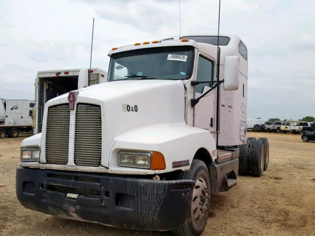 1XKADB9X75J079273 - 2005 KENWORTH CONSTRUCTI WHITE photo 2