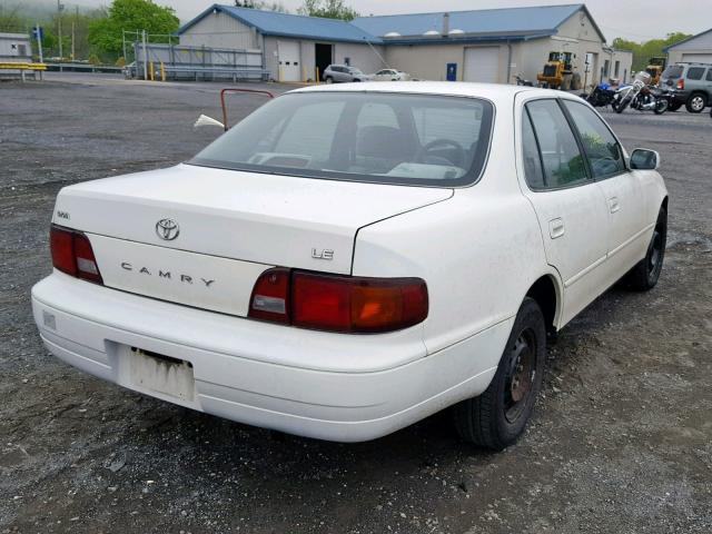 4T1BG12K6TU814140 - 1996 TOYOTA CAMRY DX WHITE photo 4