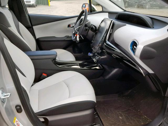 JTDKARFP5H3038638 - 2017 TOYOTA PRIUS PRIM 银色 照片 5
