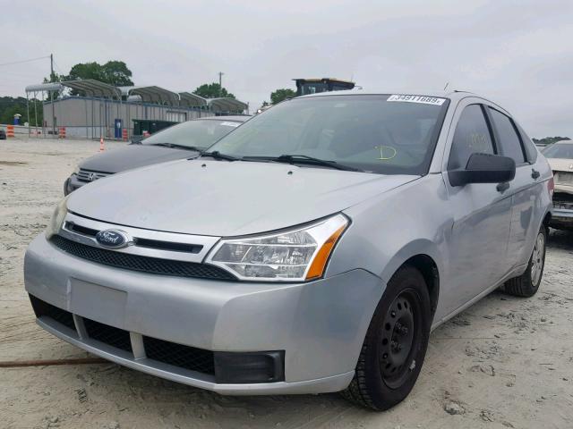 1FAHP34N28W233530 - 2008 FORD FOCUS S/SE SILVER photo 2